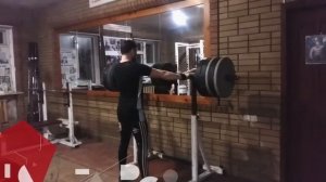 Взятие и толчок, приседания со штангой над головой.