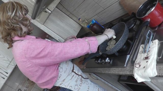 Лазанья. Лазанья в сковороде. Лазанья с фаршем и соусом Бешамель.  Lasagna. Lasagna in frying pan