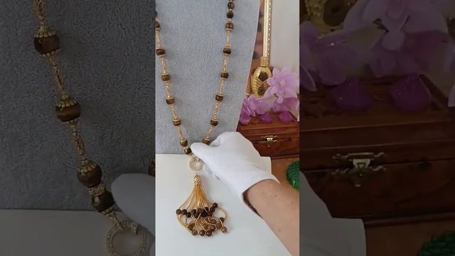 52.6 вариантов ношения этого украшения из красивых камней тигрового глаза. смотреть онлайн