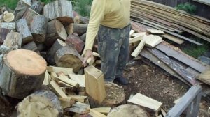 Как колется сырое дерево ветла,-тестирование самодельного старого колуна.