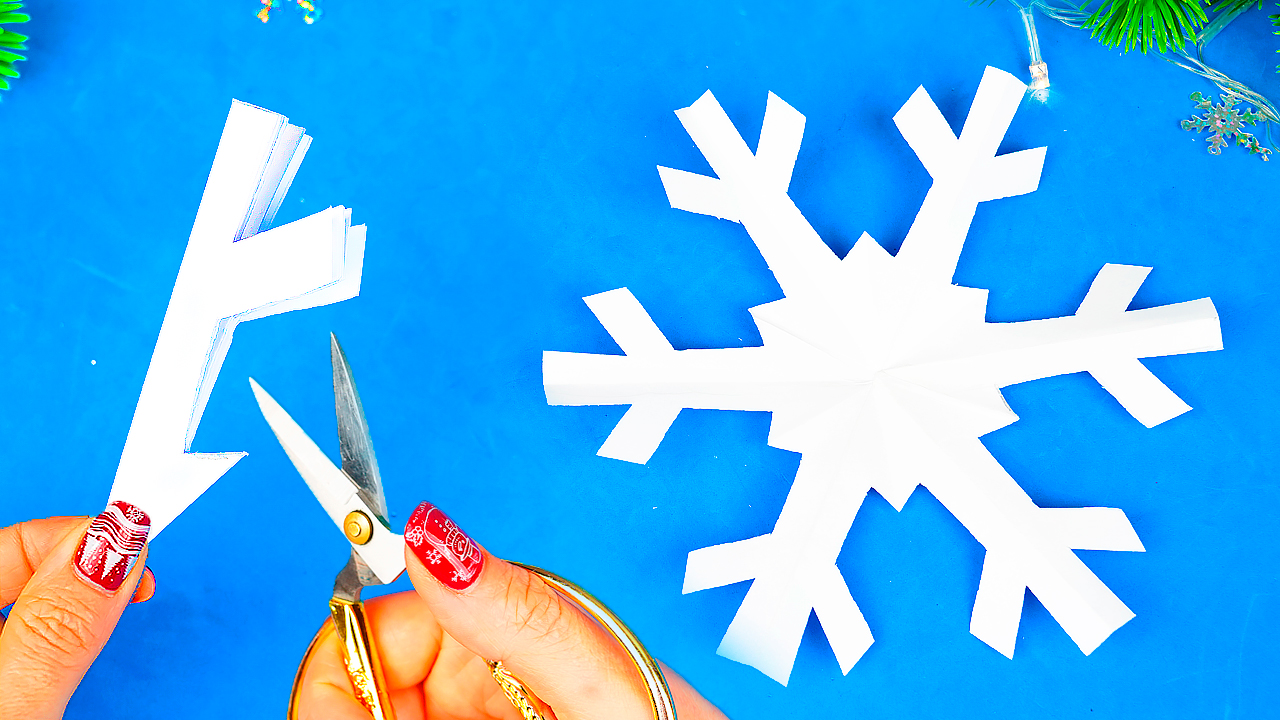 Как красиво вырезать снежинку из бумаги Простые Бумажные снежинки на Новый год поделки самоделки