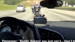 AUDI R8 против двух мотоциклистов