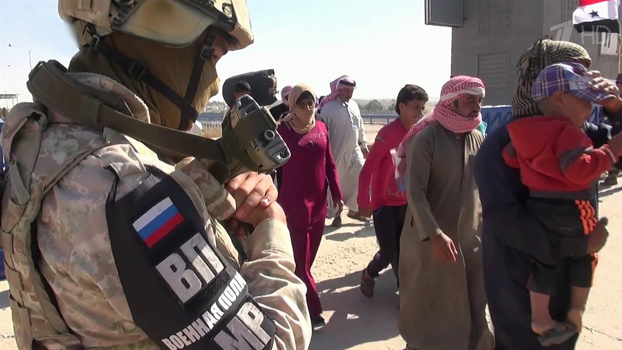 Российские специалисты помогают мирным жителям вернуться в Сирию