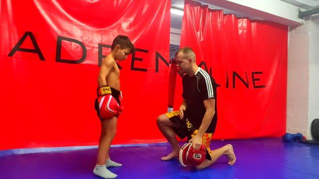 Маленький ,,Fairtex,,Артем/ Тренировочный процесс!Работа на лапах!! смотреть онлайн