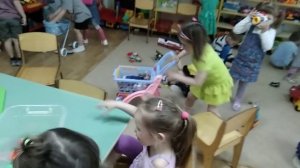 Дети играют в детском саду