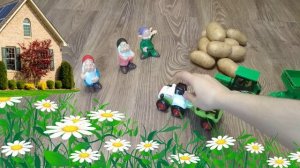 Синий Трактор Гоша везет на ферму животным картофель..mp4