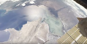 Международная космическая станция пролетает над Волгой и Каспийским морем