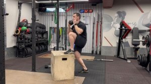 Зашагивания на коробку с одной гантелью