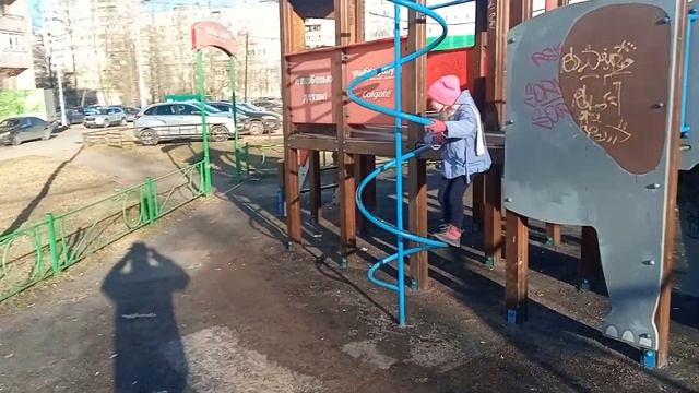 Небольшая физкультурная разминка Насти по дороге из ДС. смотреть онлайн