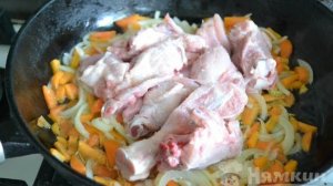 Гречка с курицей и овощами на сковороде
