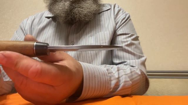 N 115. Шкуросъемные ножи выкованы из стали шх15