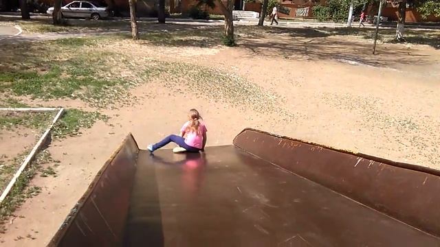 Упала с горки вниз смотреть онлайн