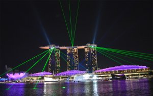 Сингапур. Лазерное шоу у отеля Marina Bay Sands.  01.2019г. Singapore laser show skyway gardens..mp4