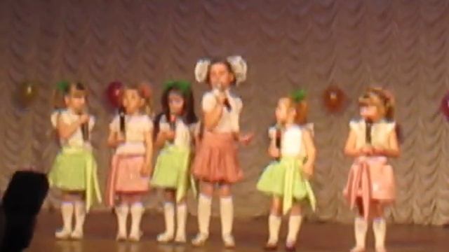 Дети выступают на сцене_3 (24-04-10) смотреть онлайн