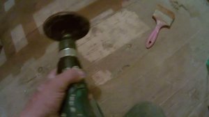 Шлифовка половой доски в парилке.