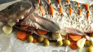 Карп, запечённый с овощами в духовке