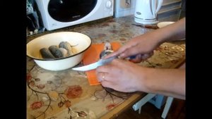 солим скумбрию холодным расолом 4 чеса и готова