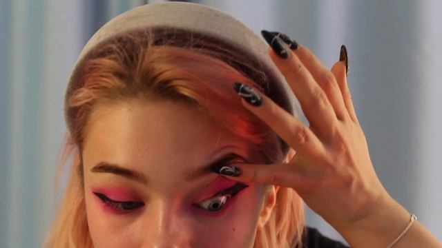 Рисуем стрелки в стиле e girl | прямые брови + укладка на убитый блонд смотреть онлайн