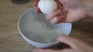 Как разбить яйцо одной рукой?