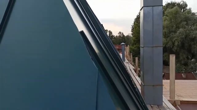 Монтаж фальцевой кровли. Продолжаем обзор замены кровли храма в Захарьино смотреть онлайн