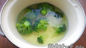 Салат из брокколи с яйцом и помидорами