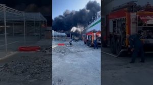 Пожарные прибыли тушить пожар на территории Леруа Мерлен