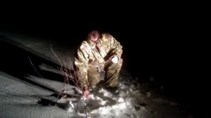 Налим не лезет в лунку. Рыбалка в Карелии