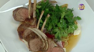 Тёплый салат с цыплёнком и домашним майонезом / Каре ягнёнка с мягким сыром и запечёнными овощами