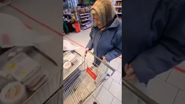 БАБУШКА НЕ МОЖЕТ КУПИТЬ СЕБЕ ХЛЕБ ЗА 40 РУБЛЕЙ смотреть онлайн