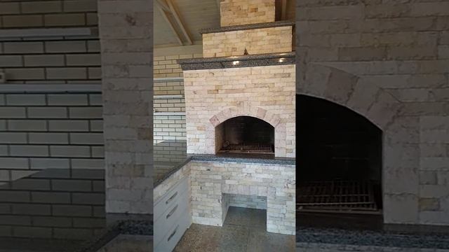 Печной комплекс обложен натуральным камнем травертином смотреть онлайн