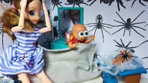 МАМА ЧТО ЭТО? Я БОЮСЬ? Катя и Макс веселая семейка! Смешные куклы сериал Даринелка ТВ