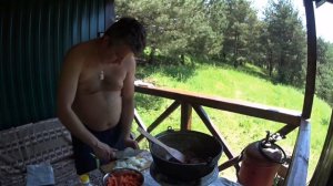 Свиные ребра с картофелем в казане.