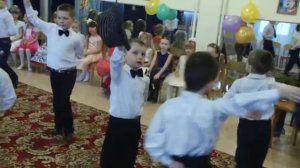 танец мальчиков со шляпами