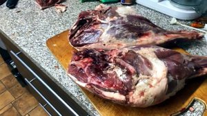Солим окорок из дикой свинки