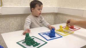 Развивающие игры. Саша, 2 года, синдром Дауна