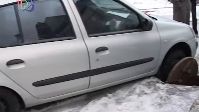 Машина провалилась в люк