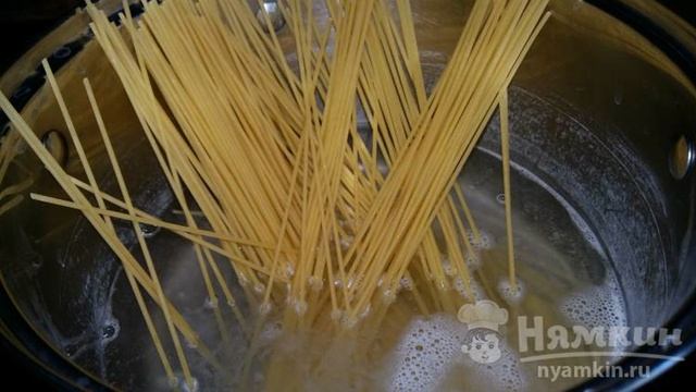 Спагетти в сметанном соусе с мясом