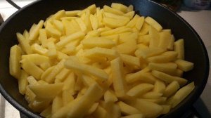 Жаренный картофель с грибами и беконом