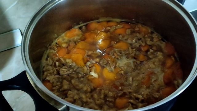 Абрикосовый конфитюр с грецкими орехами