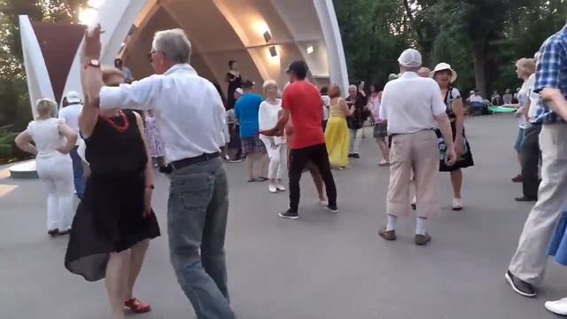 С РОЗОЮ КРАСИВОЮ! КРАСИВЫЙ ТАНЕЦ В ПАРКЕ ГОРЬКОГО ХАРЬКОВ.mp4