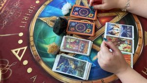 Гадание на картах Таро онлайн «Есть ли у мужчины другая женщина?»