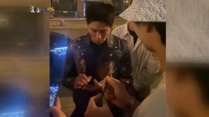 So Touched❤ Fans Really Protect Bo Gum in Paris,, V Looks Happy With Bogummy #brother