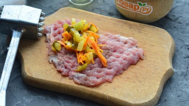 Рулетики из свинины с огурцом