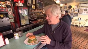 The Burger Bar | Tennessee Crossroads | Episode 2944.1