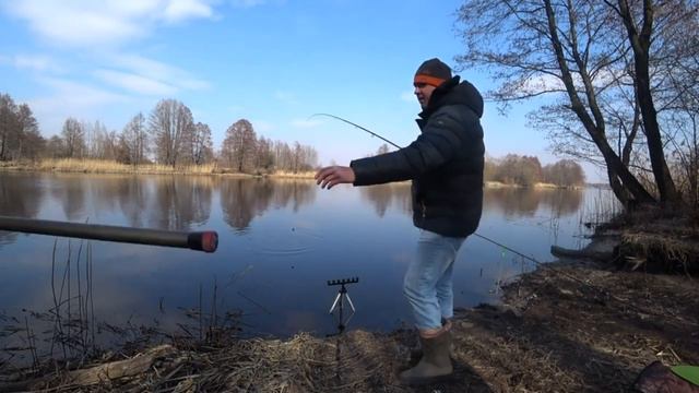 В МАРТЕ РЫБА ЭТО ОБОЖАЕТ. Рыбалка весной Крупная плотва клюёт. смотреть онлайн