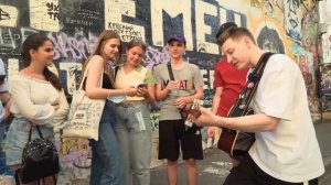 ГИТАРИСТ притворился НОВИЧКОМ на Арбате #1 (720p).mp4