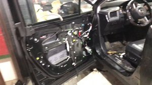 LEXUS RX 300, должная шумоизоляция дверей предотвращает проникновение шума извне в салон автомобиля