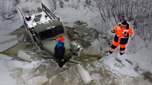 Полугусеничный ЗИЛ зажало  ВО ЛЬДУ  / Успеть к празднику!