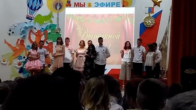 Танец на выпускном 9 В класса. Дети танцуют очень душевно! До слёз... смотреть онлайн