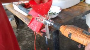 Производство томатного сока при помощи соковыжималки и дрели.